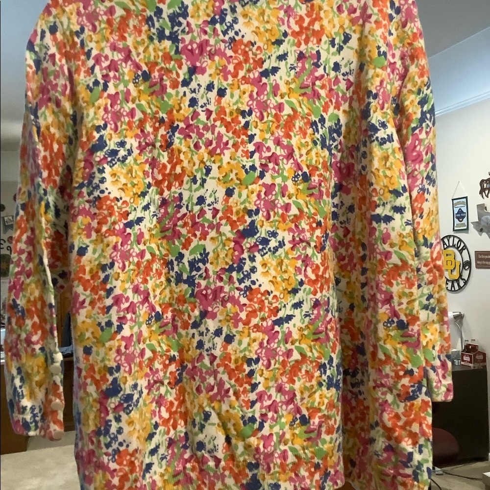 Multicolored Draper’s and Damon’s XL t-shirt with long sleeves.